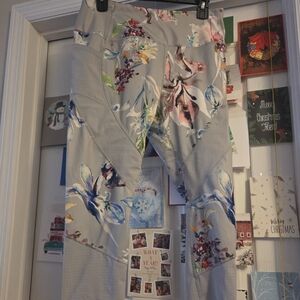 Large Avia great & floral leggings with large pockets Capri length